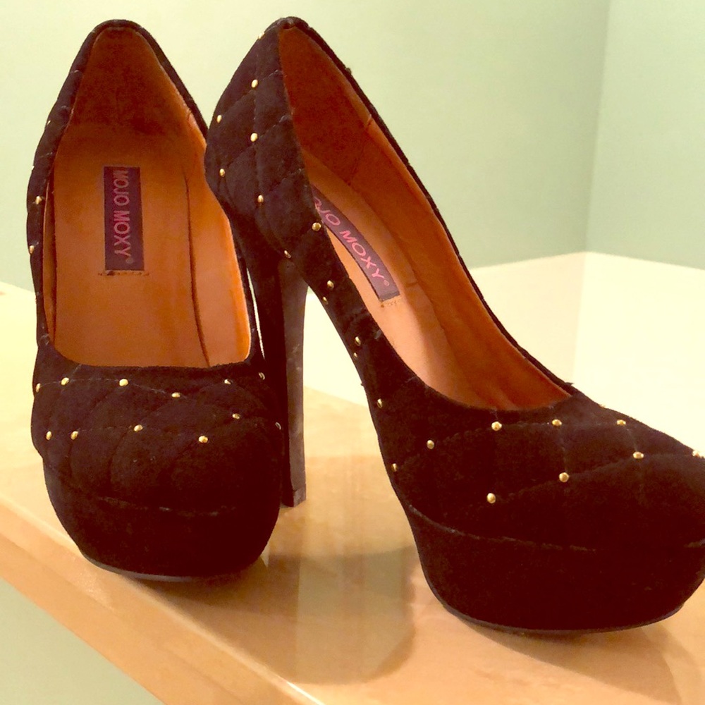 Black heels pumps
